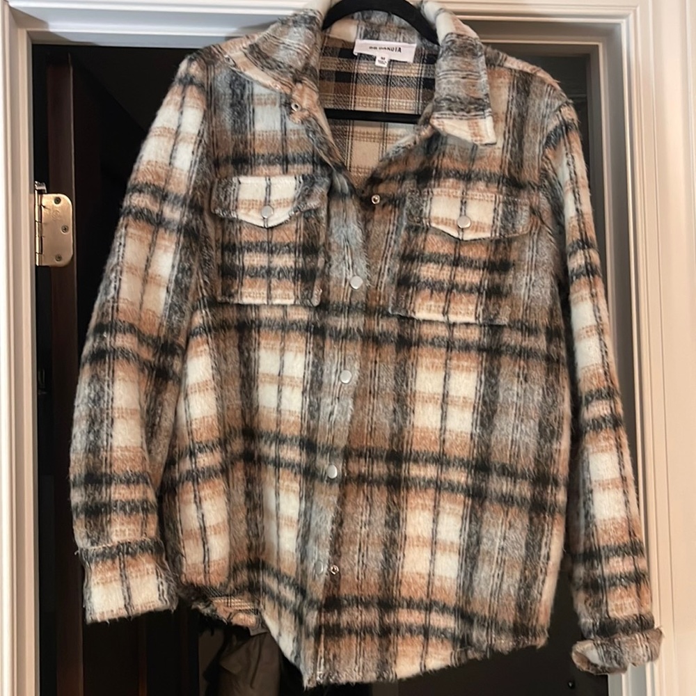 BB Dakota shacket. Excellent, like new condition. Tan, black and grey in color.